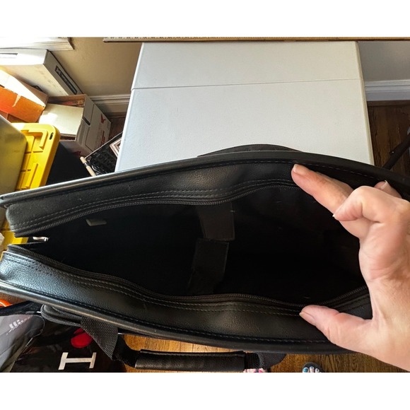 Targus 17" black Leather Laptop Computer Case Bag Shoulder Strap TLE400 - Picture 9 of 10